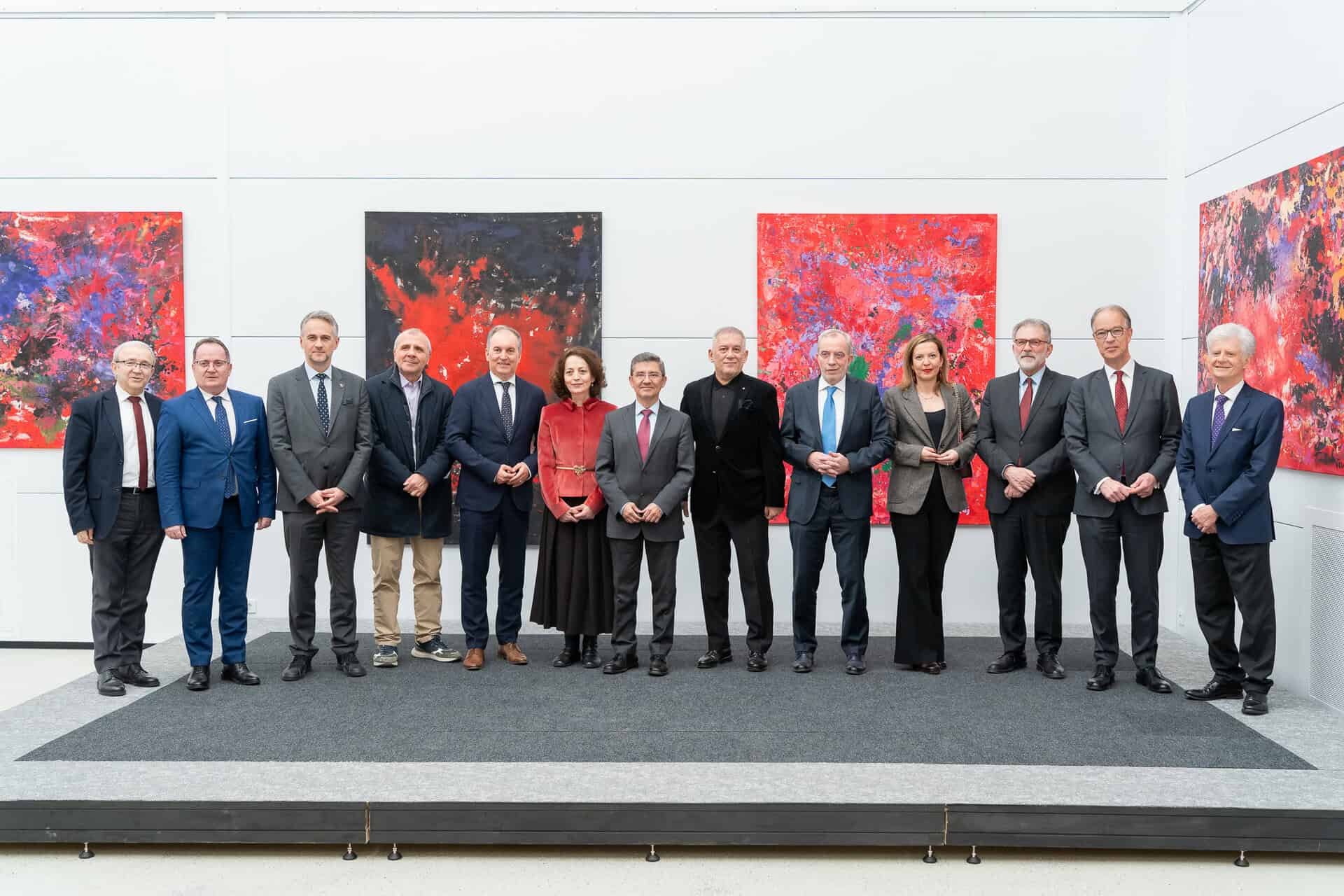 -das-rot-zwischen-dir-und-mir-ausstellung-des-albanischen-botschafters-s-e-fate-velaj